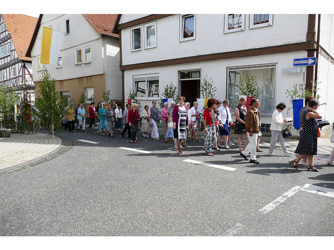 Fronleichnamsprozession durch die Straßen von Naumburg (Foto: Karl-Franz Thiede)